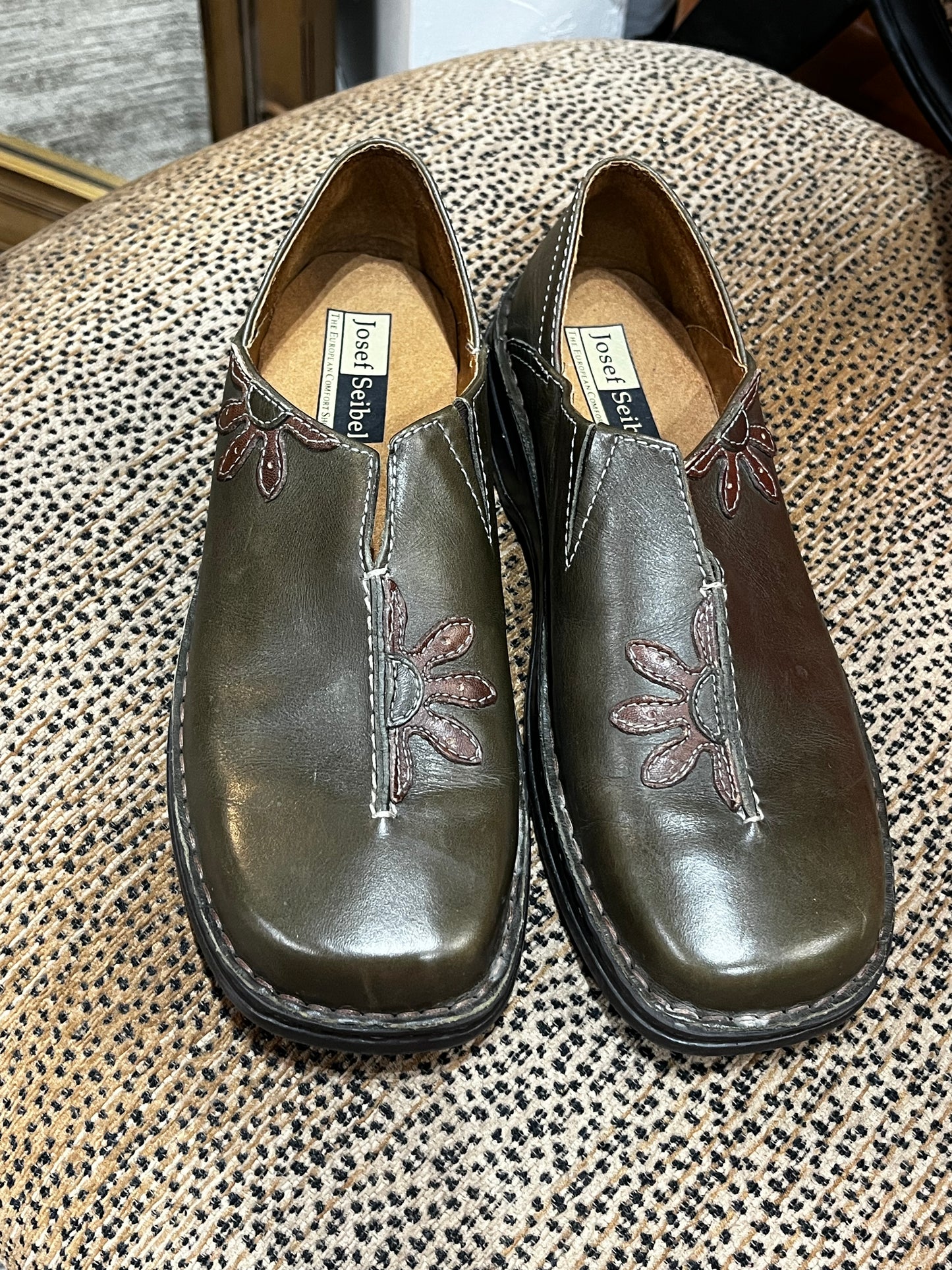SZ 10 - Josef Seibel Flower Leather Shoes