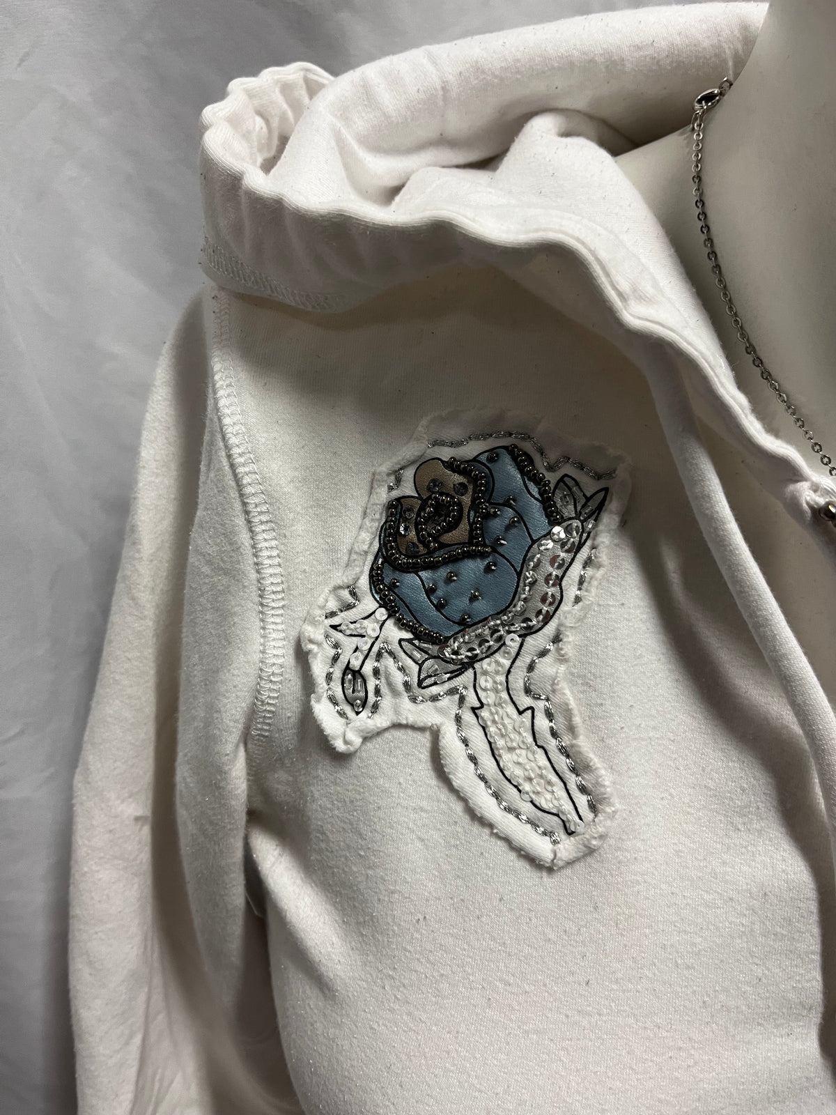 S - Guess Jeans 2000s White Bead Graphic Zip Hoodie