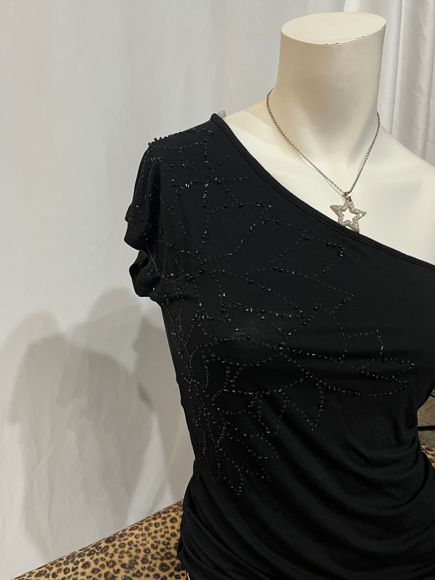 M - XXI 2000s One-Shoulder Beaded Flower Top