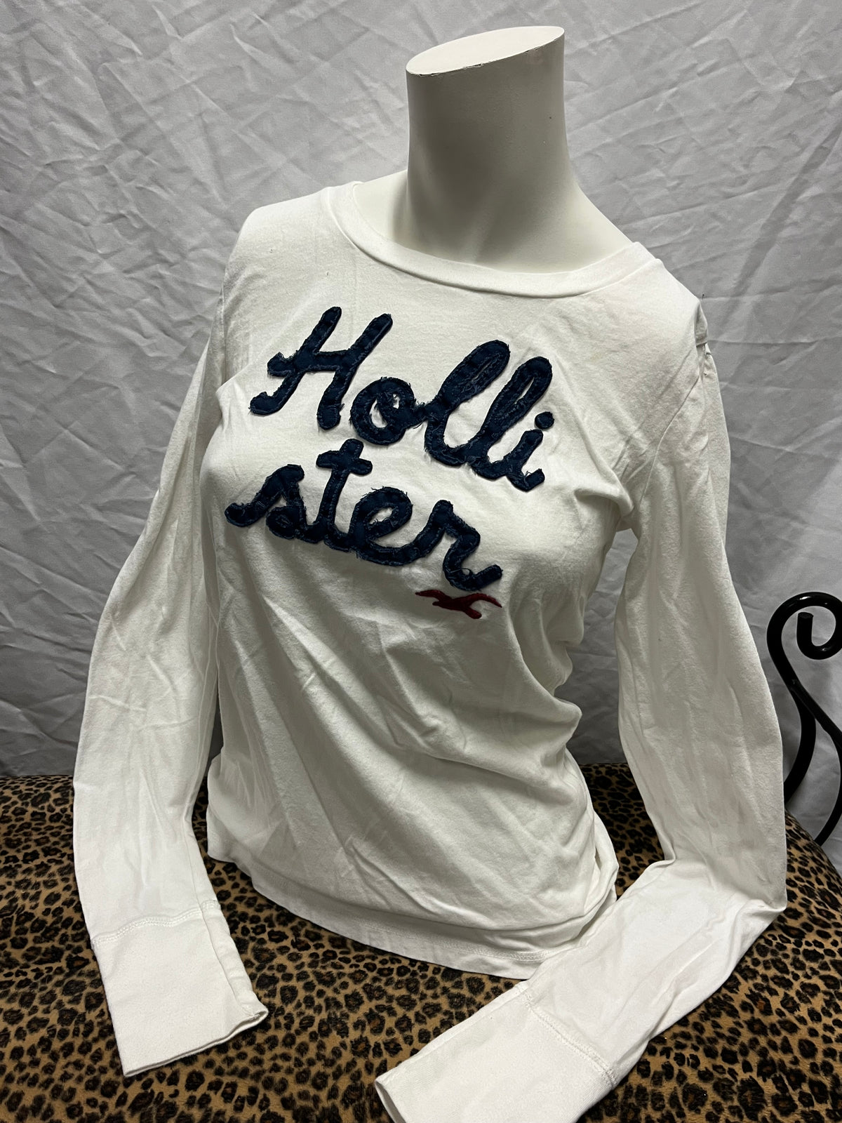 L - Hollister 2000s White Applique Long Sleeve Top