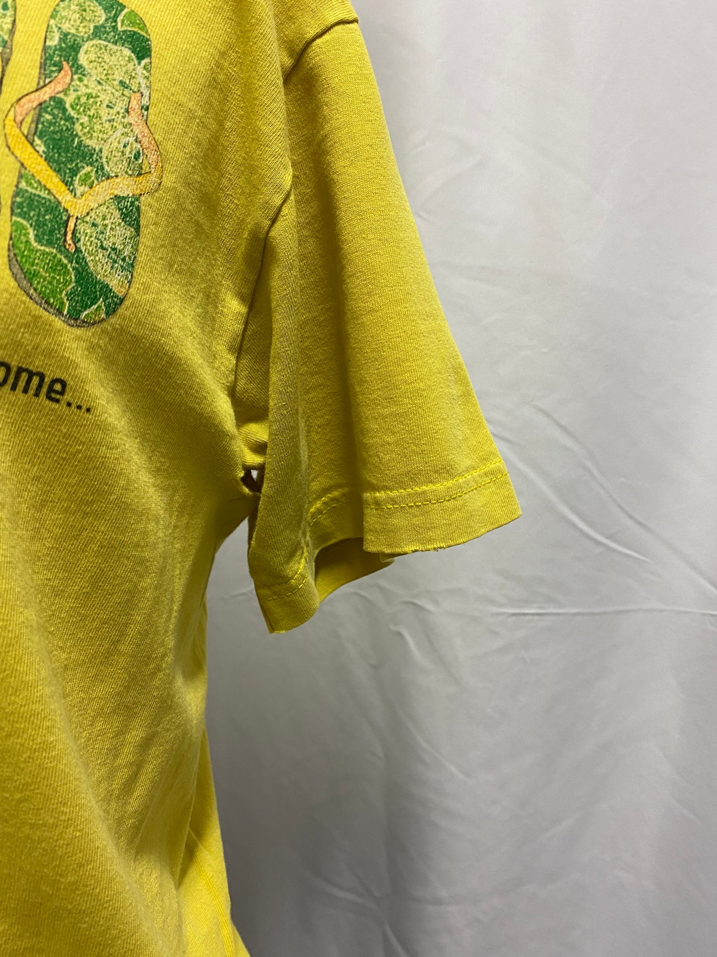 M - Maui 90s Flip Flop Graphic Tee