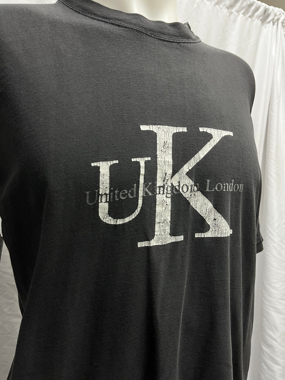 L - United Kingdom London 90s Graphic Tee